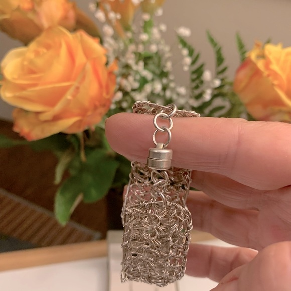 Elegant woven silver wire bracelet with onyx beads - Picture 2 of 3